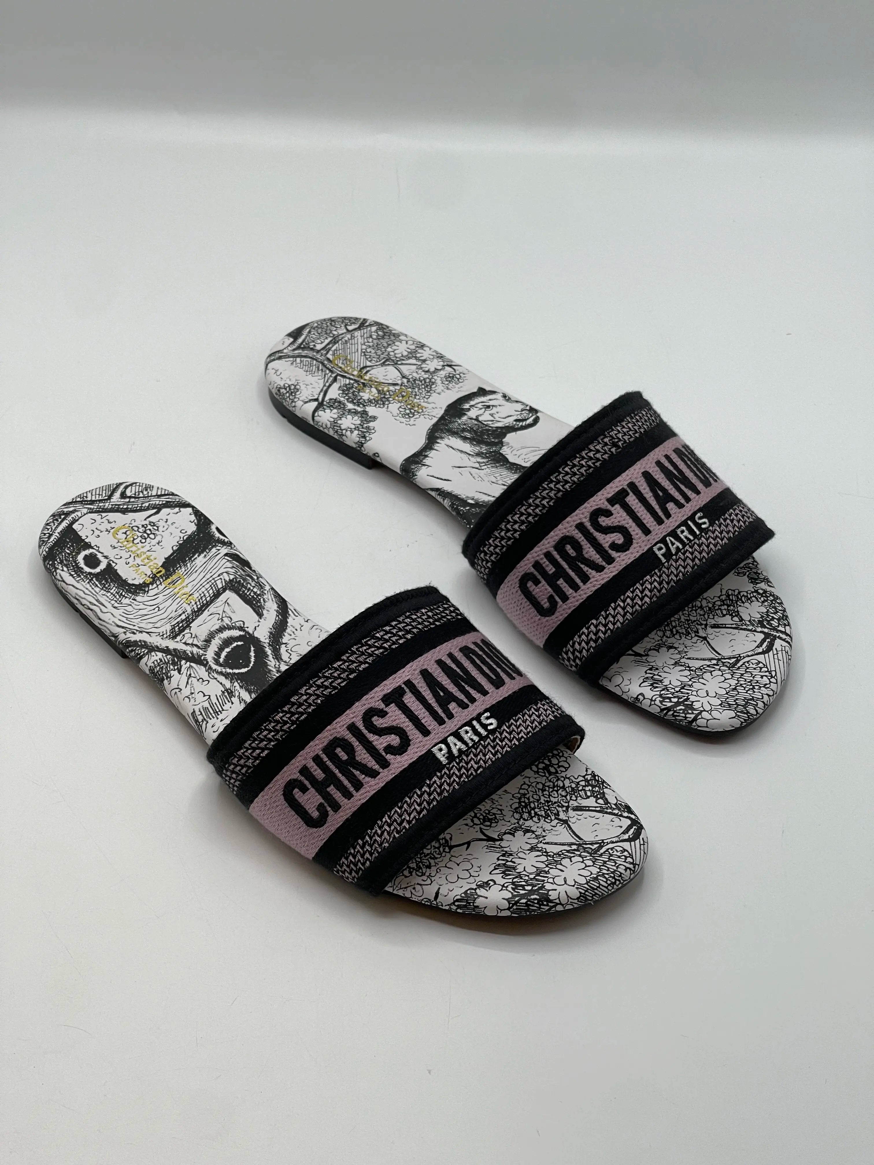 DI slippers - Black & White