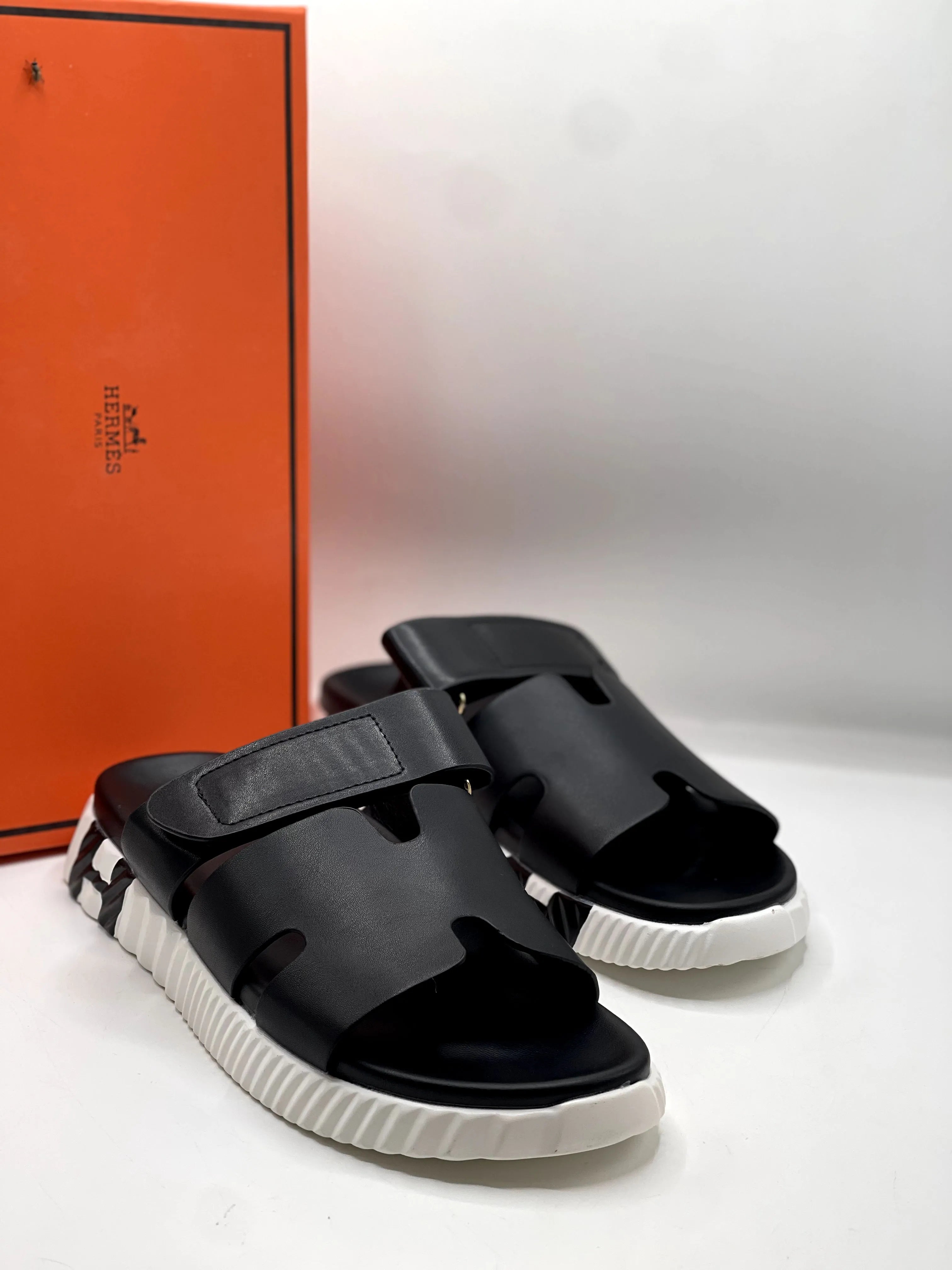 HM SLIPPERS WITH MEDICATED SOLE Black