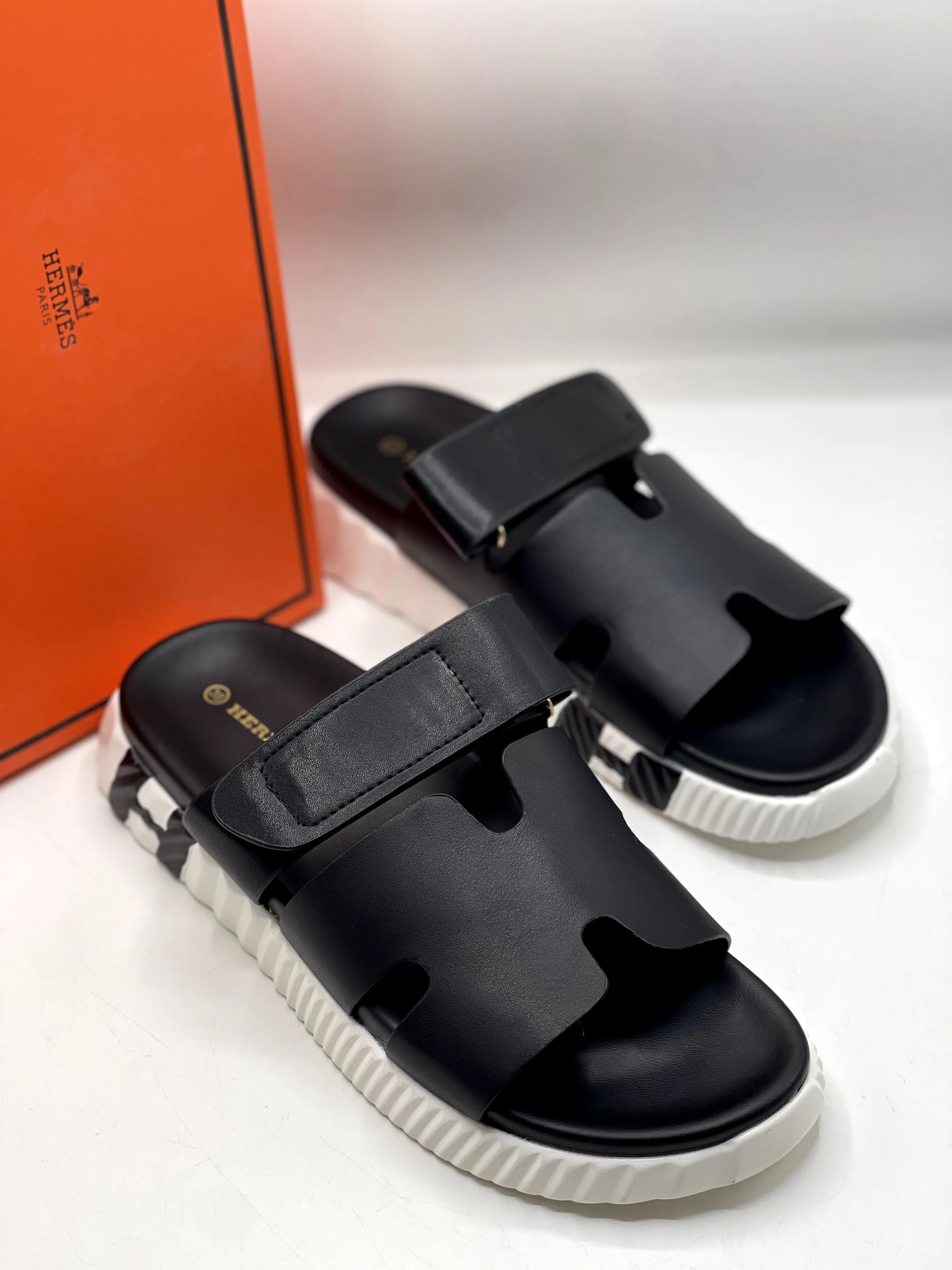 HM SLIPPERS WITH MEDICATED SOLE Black