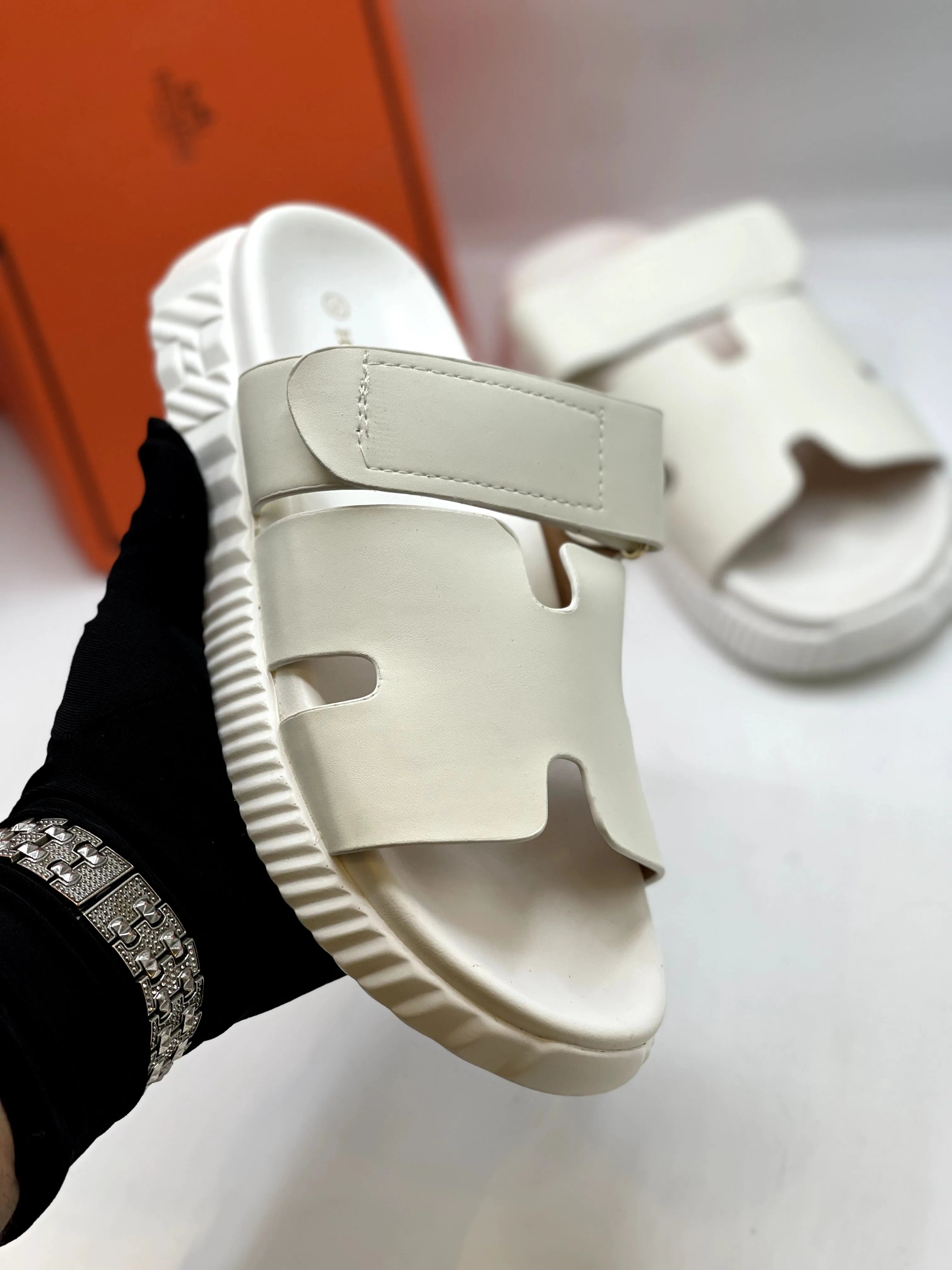 HM SLIPPERS WITH MEDICATED SOLE White