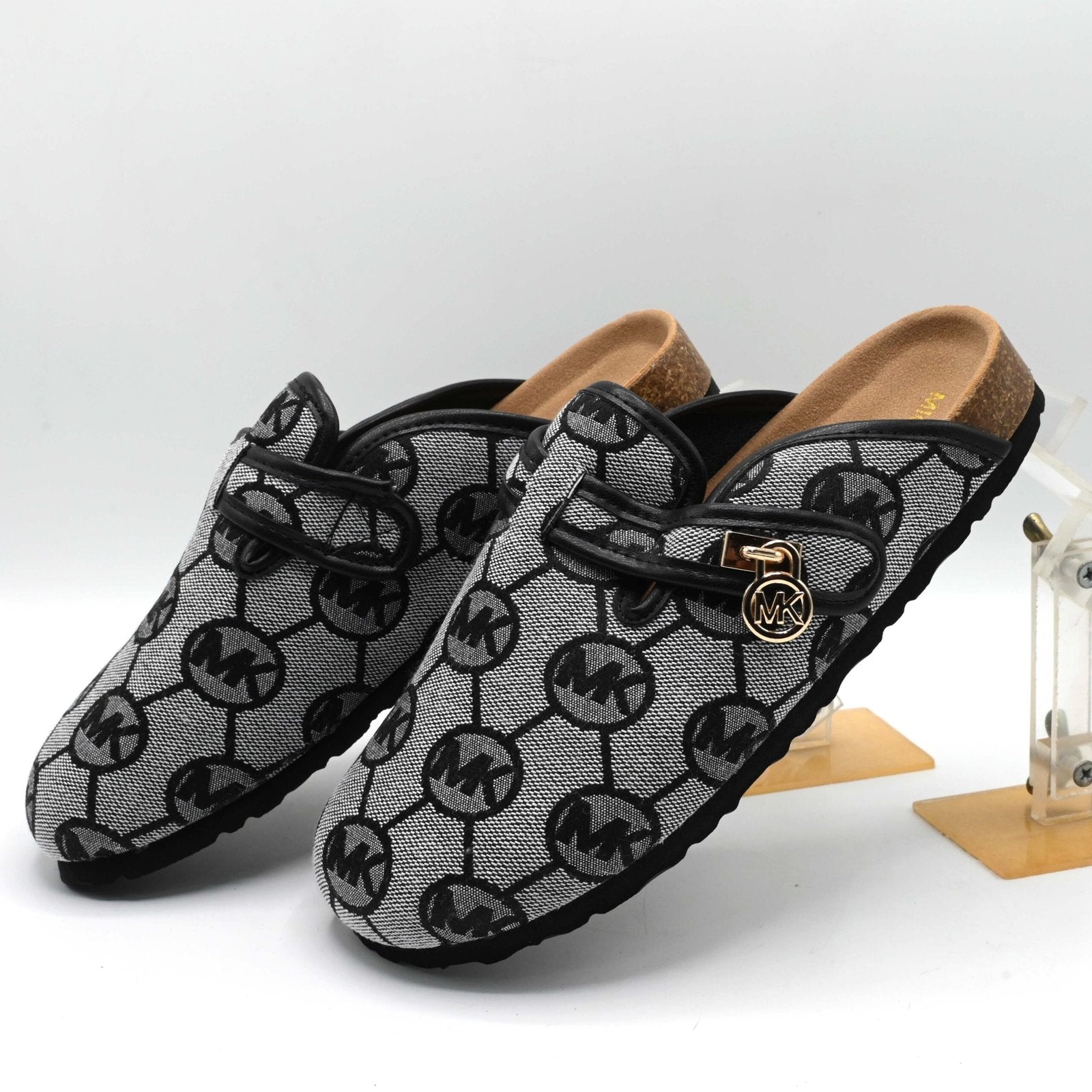 M k PUMPS Black
